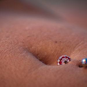 vrouwelijke erogene zone navel